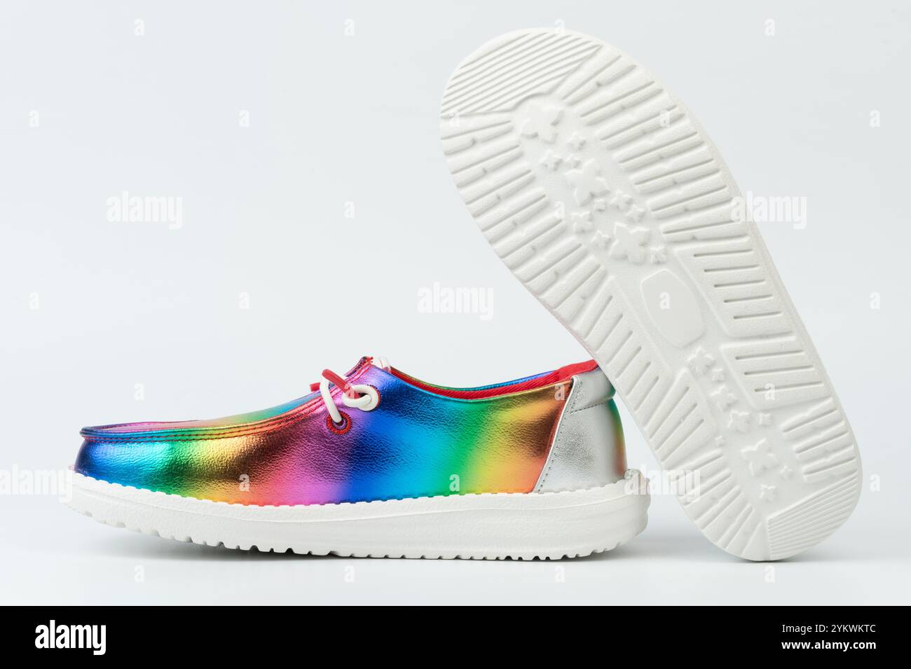 Scarpe colorate per bambini con brillante finitura arcobaleno, presentate da varie angolazioni per una presentazione divertente. Foto Stock