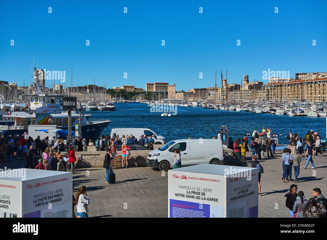 Marsiglia. Francia - 19 novembre 2024: Mostra un vivace porto turistico nel porto vecchio di Marsiglia, pieno di varie barche e yacht attraccati ai moli. TH Foto Stock