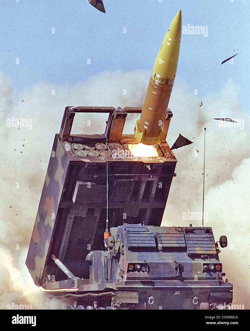 LOCKHEED MARTIN MGM-140 Army Tactical Missile System (ATACMS) lancio da un HIMARS. Foto: Esercito DEGLI STATI UNITI. Foto Stock