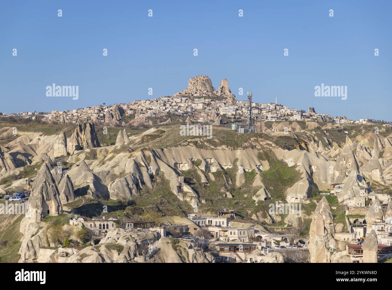 Una foto del castello di Uchisar vista dalla città di Goreme Foto Stock