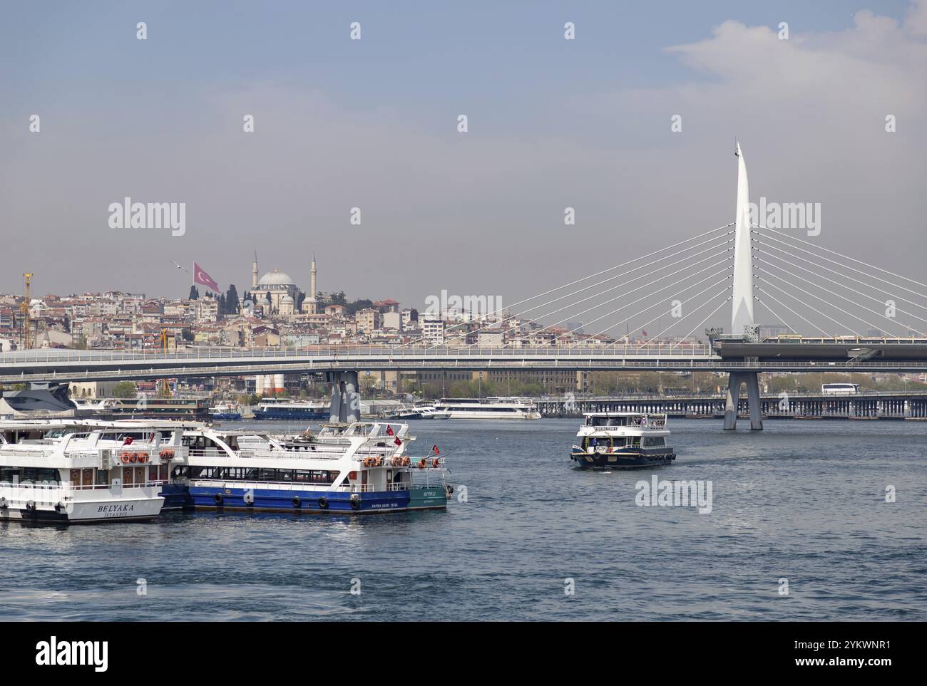 Una foto del Ponte del Corno d'Oro e di alcune crociere sul Corno d'Oro Foto Stock