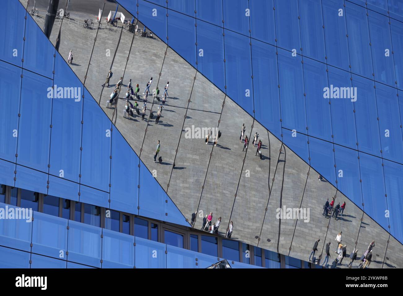 Un'immagine della gente e sulla Washingtonplatz riflessa sul vetro del 3XN Cube Berlin Building Foto Stock