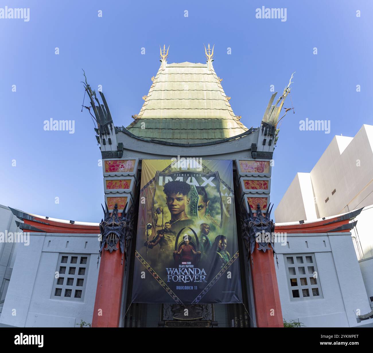 Una foto del TCL Chinese Theatre, con uno striscione del film Wakanda Forever Foto Stock