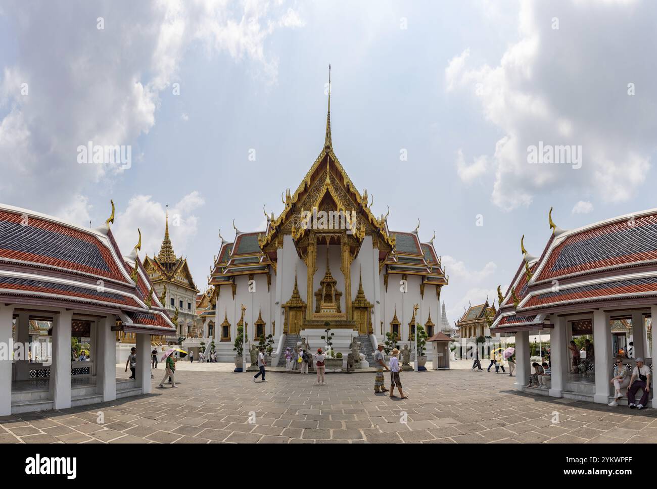 Una foto della sala reale di Dusit Maha Prasat al Grand Palace Foto Stock