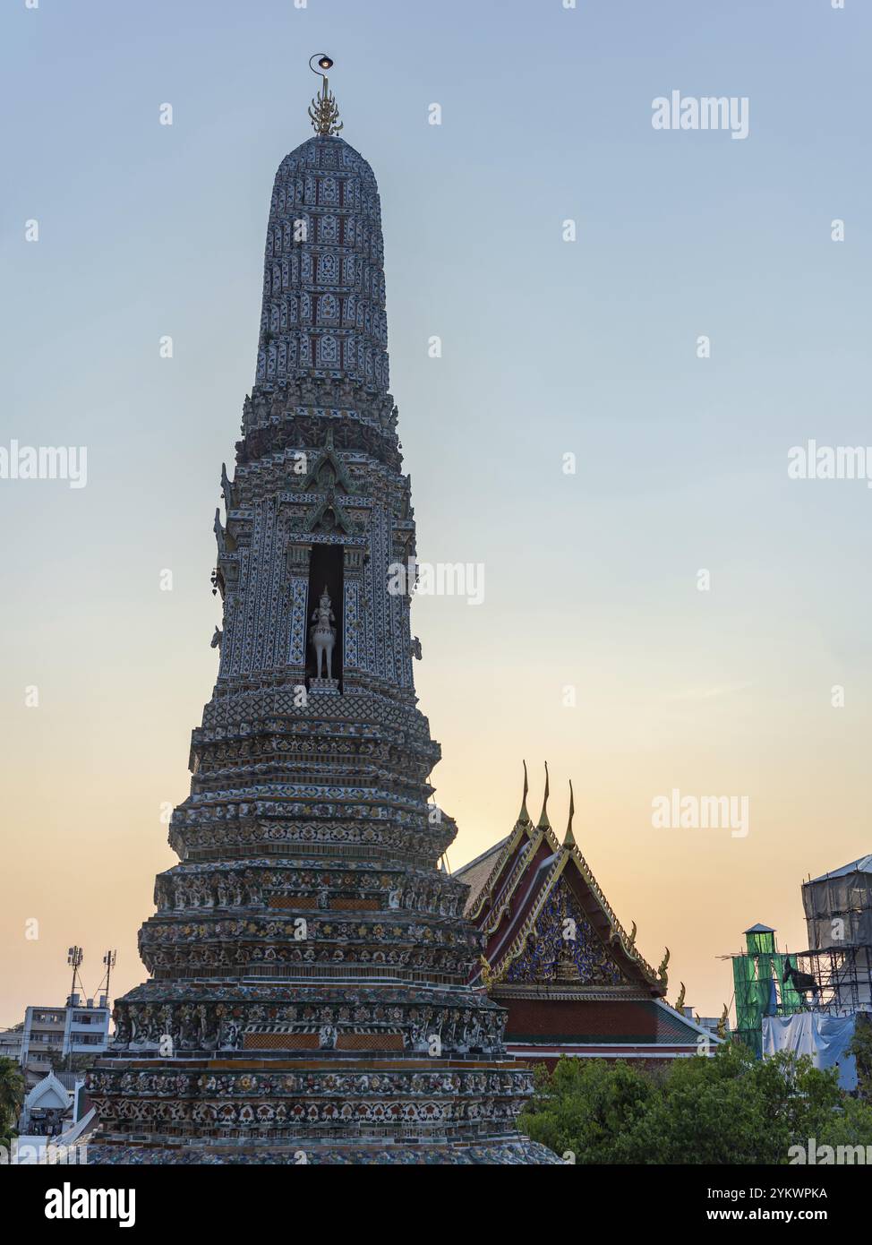 Una foto di una pala satellite del Tempio Wat Arun, al tramonto Foto Stock