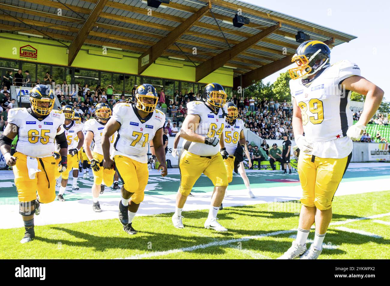 Flash de la Courneuve in corsa con OL # 65 Washney Elas, OL # 71 Sebastian Jallier, OL # 64 Ryan Iguedjtal, OL # 59 Moustapha Chenna, te/RB # 89 Em Foto Stock