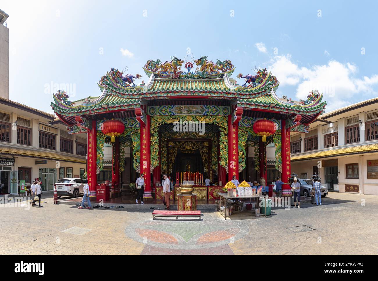Una foto del colorato Santuario Kuan Yim, parte della Fondazione Thian Fah, nella Chinatown di Bangkok Foto Stock