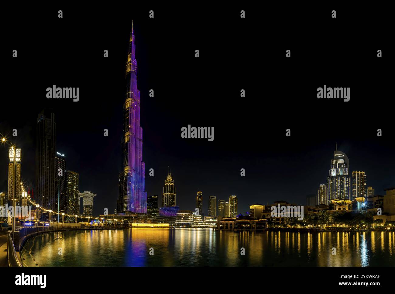 Un'immagine dell'iconico Burj Khalifa con il suo spettacolo di luci, degli edifici circostanti del centro di Dubai e del lago Burj Khalifa, di notte Foto Stock