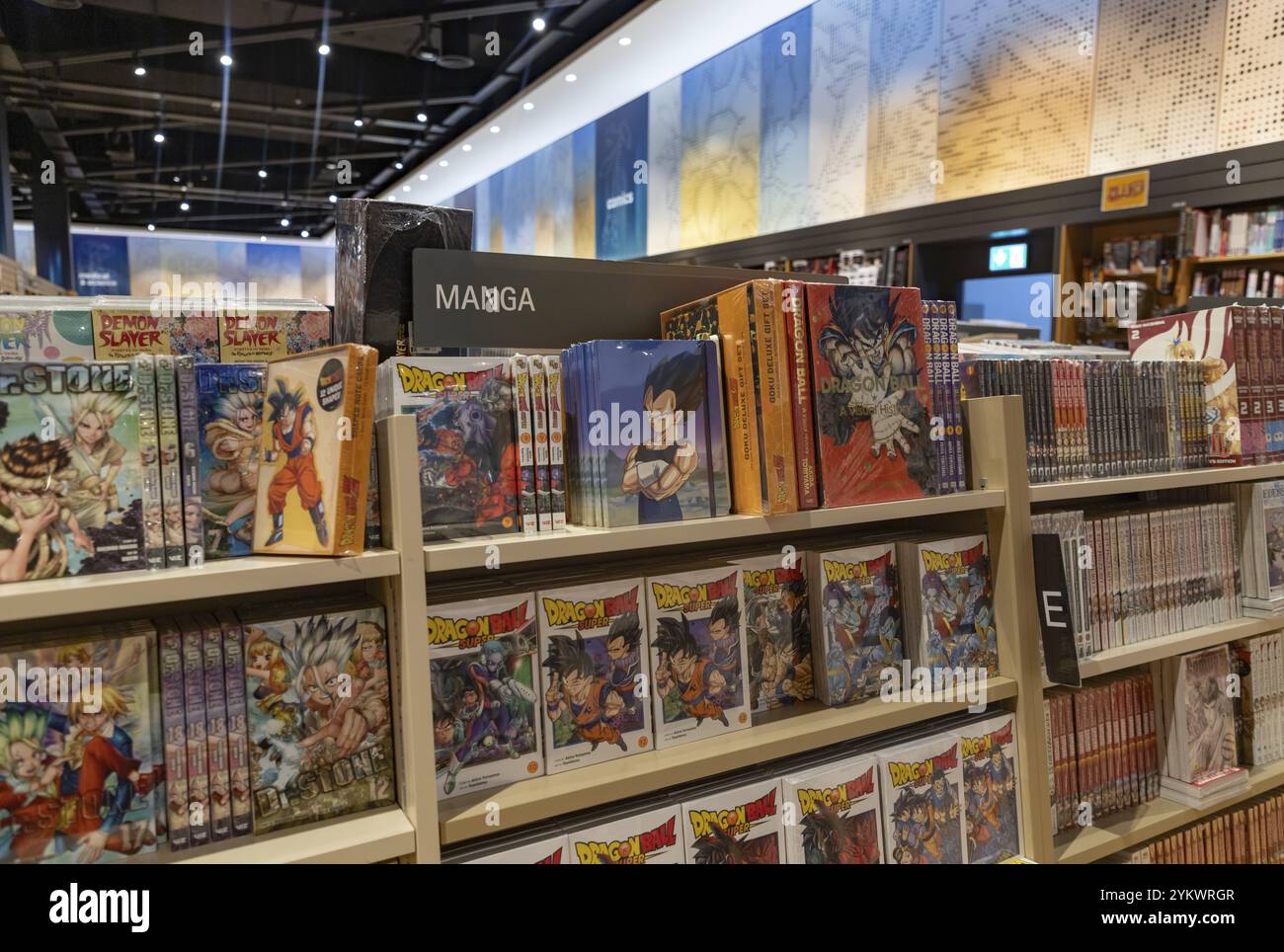 Un'immagine della sezione fumetti manga e anime in una grande libreria, con più articoli della serie Dragonball Foto Stock