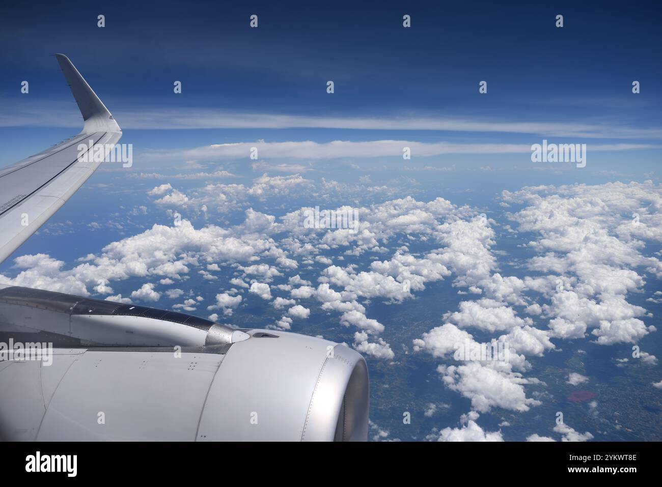 Boeing 737 MAX, vista del motore del jet, dell'ala e dell'orizzonte terrestre, volando sopra le nuvole sopra il Sud America Foto Stock