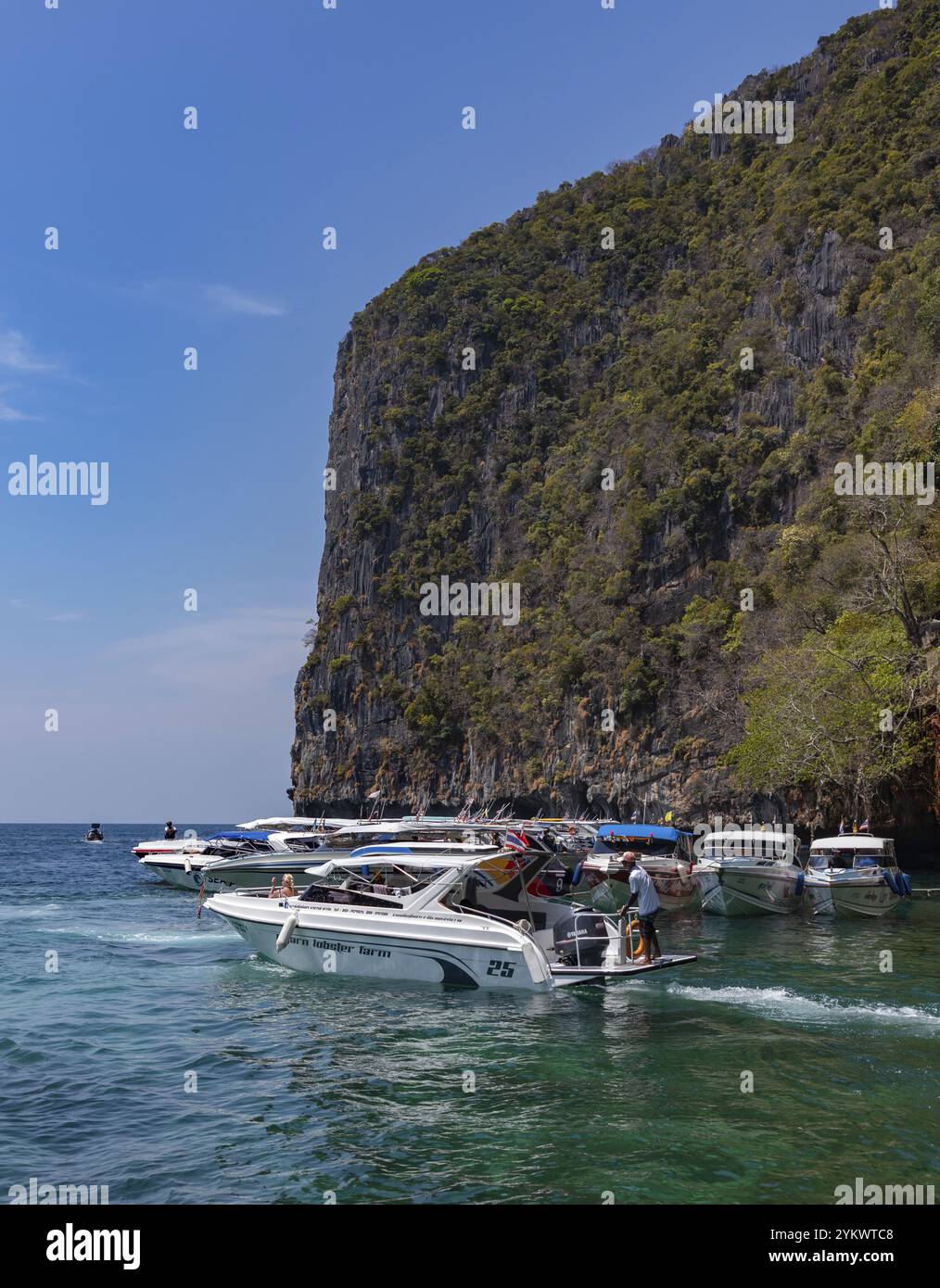 Una foto di motoscafi che riposano sull'isola di Ko Phi Phi Lee Foto Stock