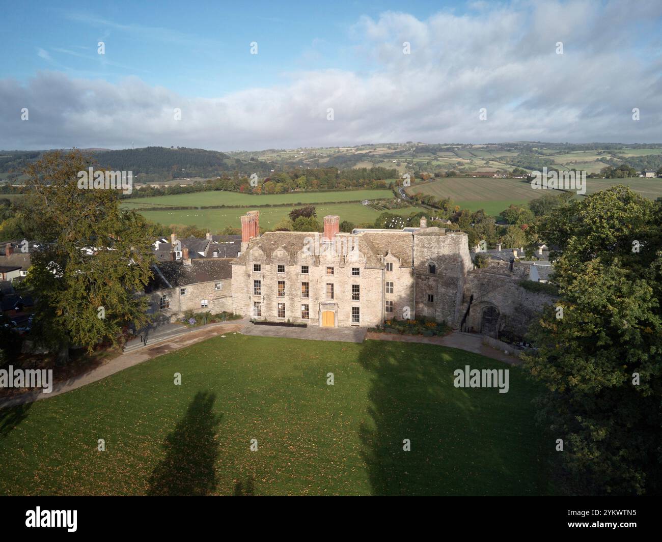 Vista a volo d'uccello della villa in giardino con sbocco di terreno dietro. Hay Castle, Hay-on-Wye, Regno Unito. Architetto: MICA, 2022. Foto Stock