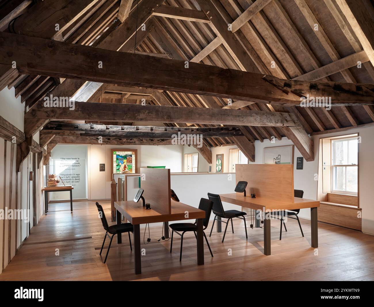 Spazio di lettura ed esposizione con capriata a tetto esposto. Hay Castle, Hay-on-Wye, Regno Unito. Architetto: MICA, 2022. Foto Stock