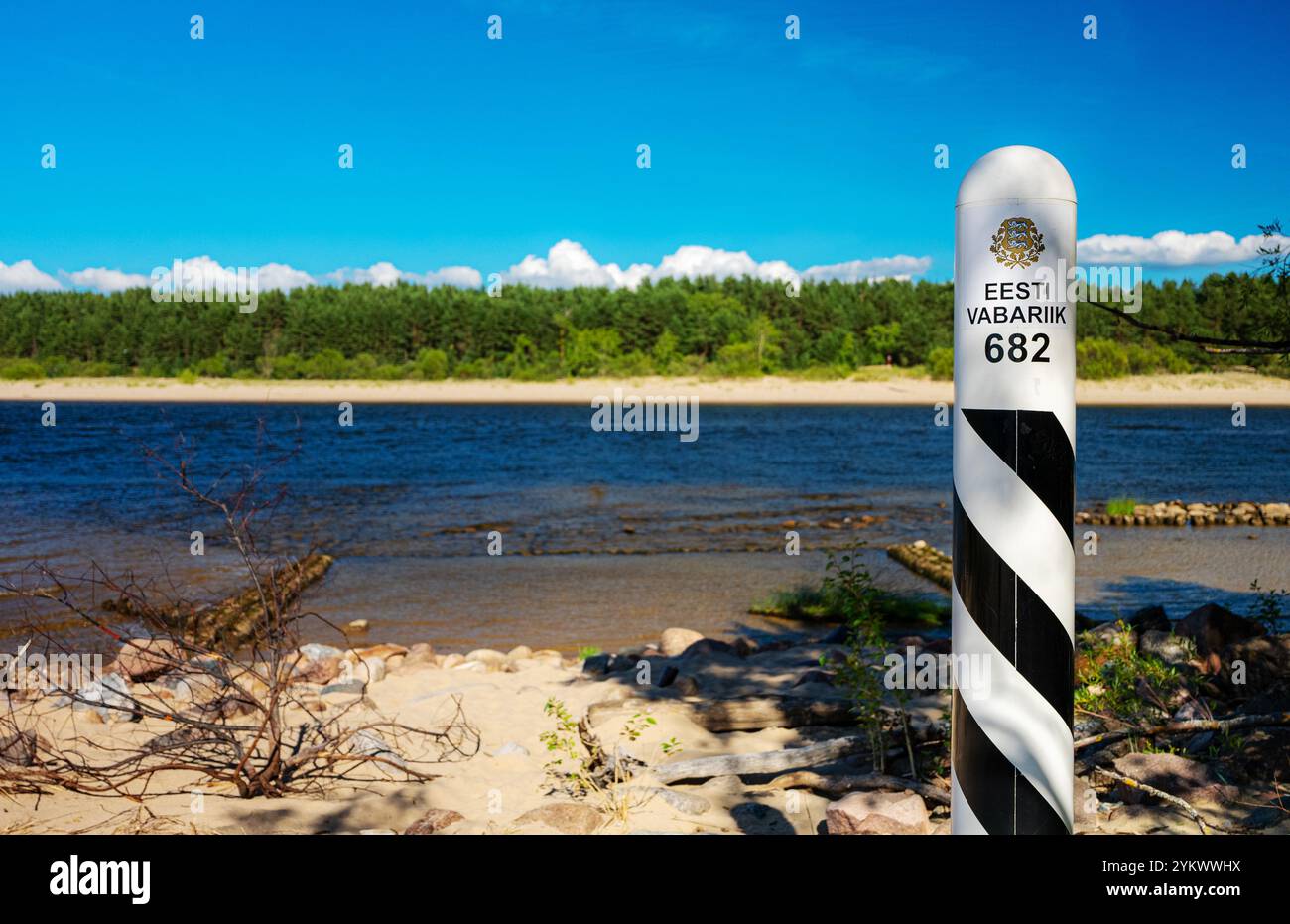 Posto di frontiera della Repubblica di Estonia. Dall'altra parte c'è la Russia. Foto Stock