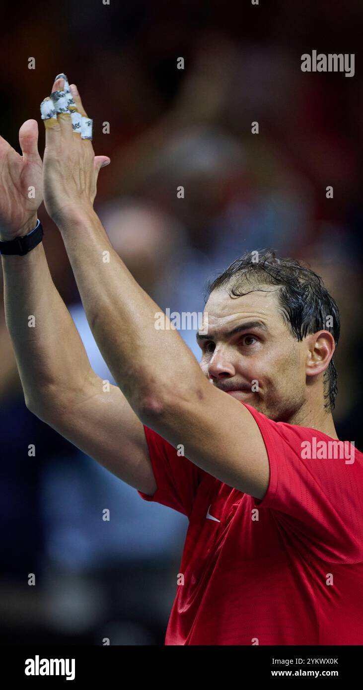 Rafael Nadal, della squadra spagnola, ringrazia i suoi tifosi prima dell'addio durante i quarti di finale della Coppa Davis 8 Singles Match 1 il 19 novembre 2024 ma Foto Stock