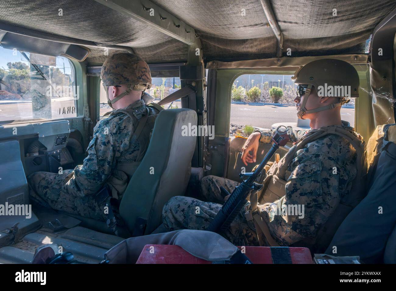 San Diego, Stati Uniti. 22 ottobre 2024. I marines viaggiano in un Humvee alla Marine Corps Air Station Miramar durante un esercizio di addestramento, il 22 ottobre 2024. (Matthew Bowler/KPBS/SIPA USA) **NESSUNA VENDITA A SAN DIEGO-SAN DIEGO OUT** credito: SIPA USA/Alamy Live News Foto Stock