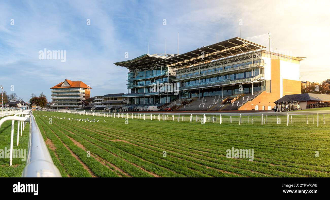 YORK RACECOURSE, YORK, REGNO UNITO - 26 OTTOBRE 2024. Paesaggio panoramico degli edifici dell'ippodromo di York con ippodromo e la casa dritta e vinina Foto Stock