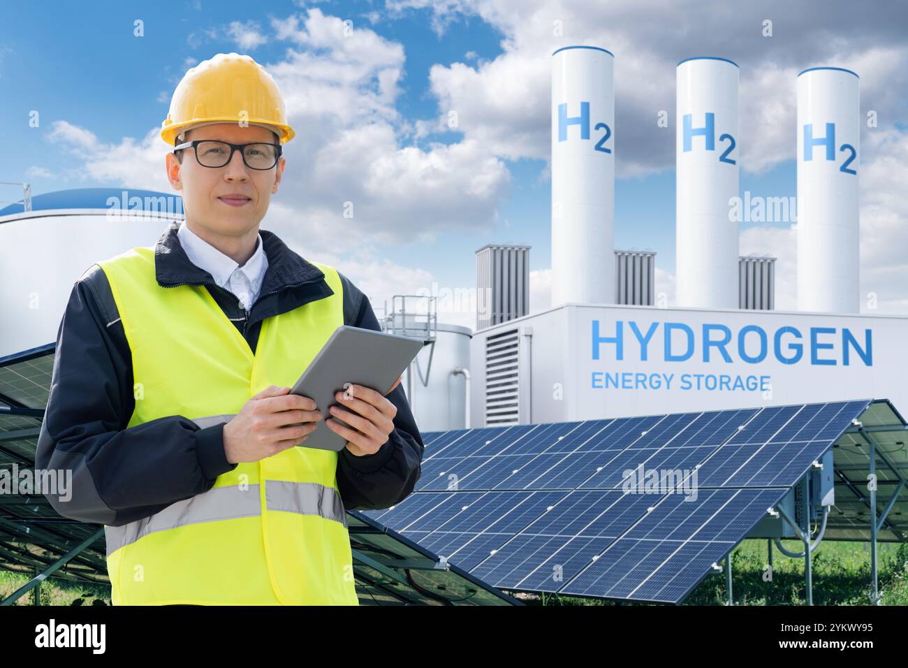 Ingegnere con un tablet su un background di una fabbrica di idrogeno. Foto Stock