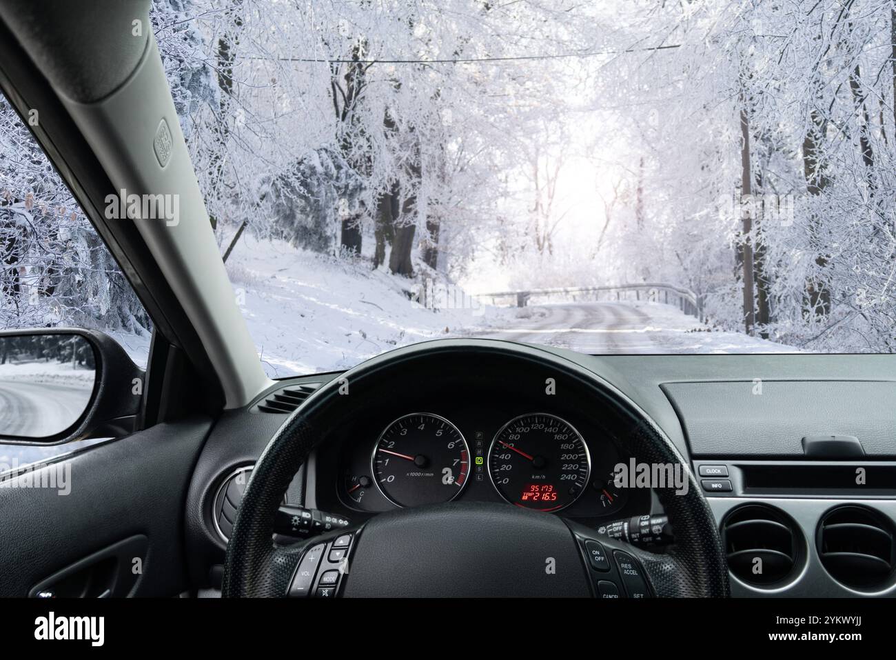 L'auto sta guidando su una strada invernale. Foto Stock