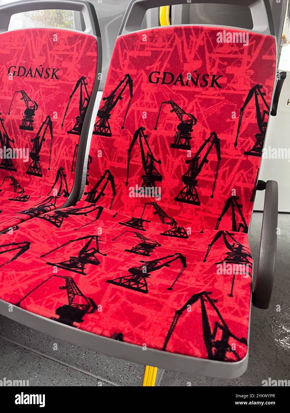 Red Seat bus, autobus, Gdansk Stocznia, gru, autobus interno a Danzica, sedili per autobus con marchio, viaggi, pendolari, trasporti, Danzica, Polonia, Europa, UE Foto Stock