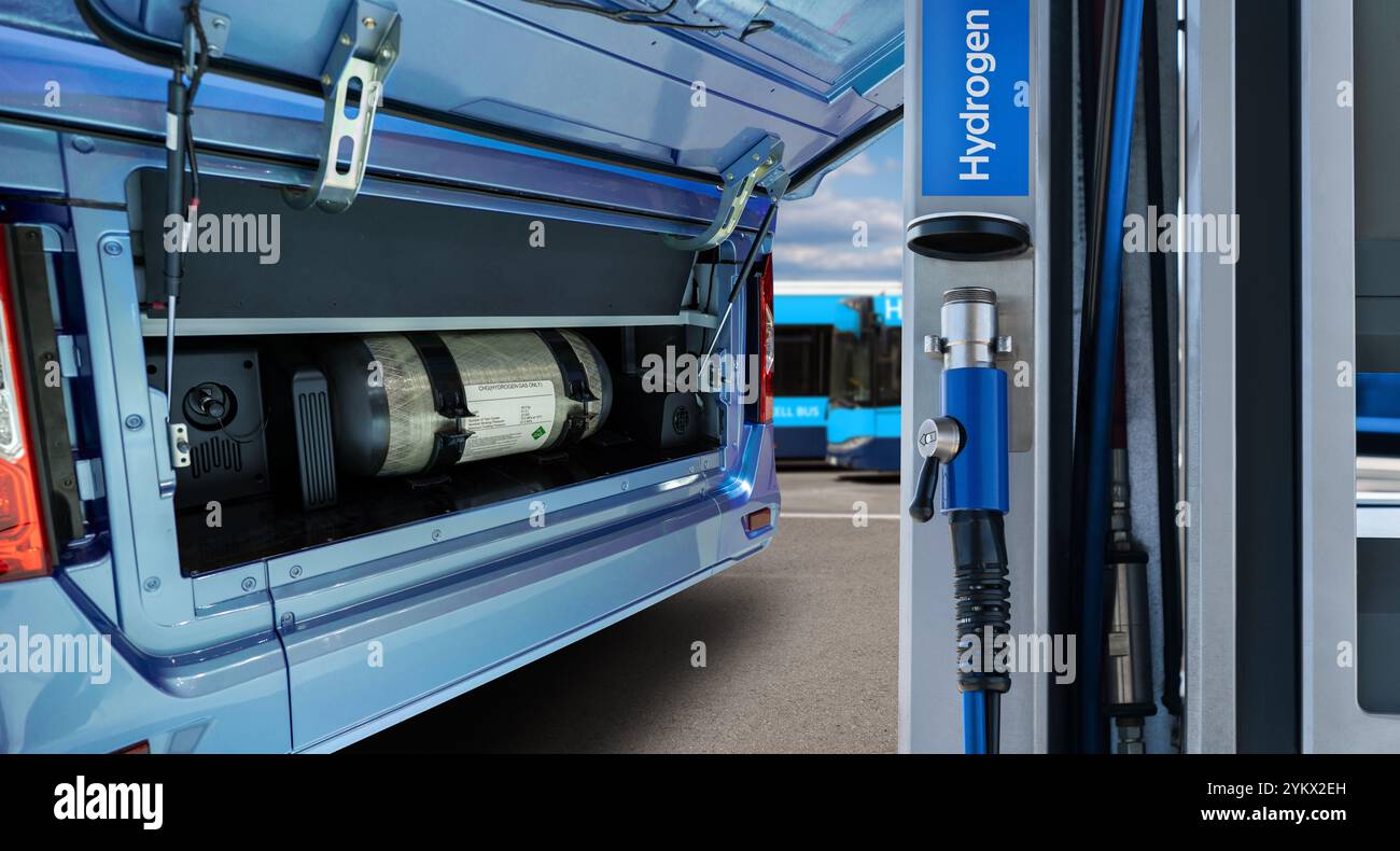 Stazione di servizio idrogeno e autobus con cofano aperto e bombola di idrogeno all'interno. Concetto di mobilità pulita. Foto Stock