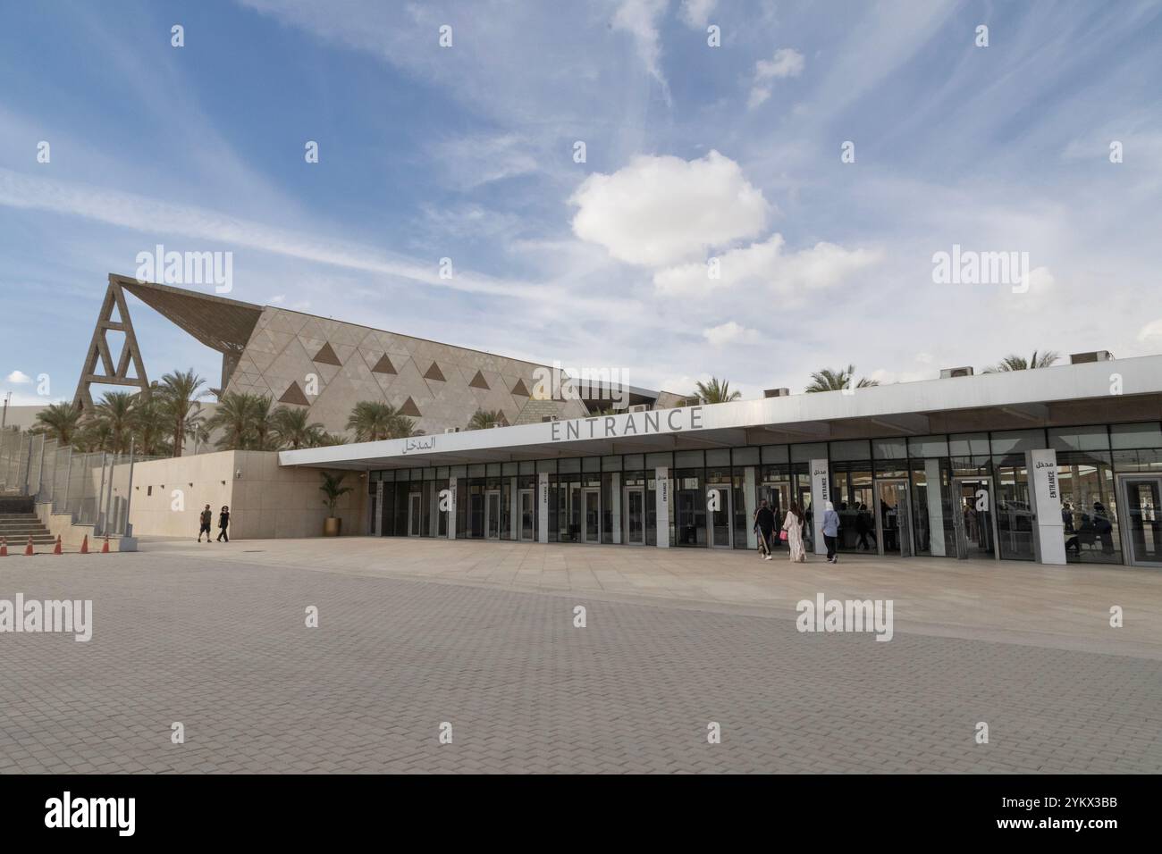 L'ingresso principale del nuovo Grand Egyptian Museum (GEM) vicino al Cairo, in Egitto. Foto Stock