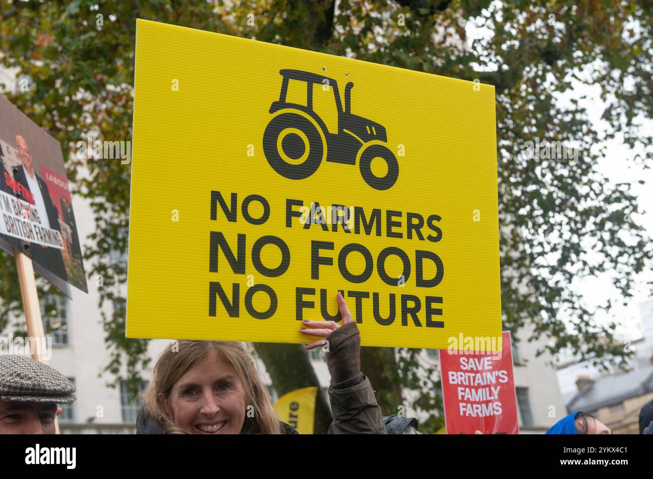 Londra, Regno Unito. 19 novembre 2024. Manifestante con un cartello al London Farming Rally di Whitehall, in segno di protesta per i piani del governo di tagliare gli sgravi agricoli sulle tasse di successione al 50% per le aziende agricole. Foto Stock