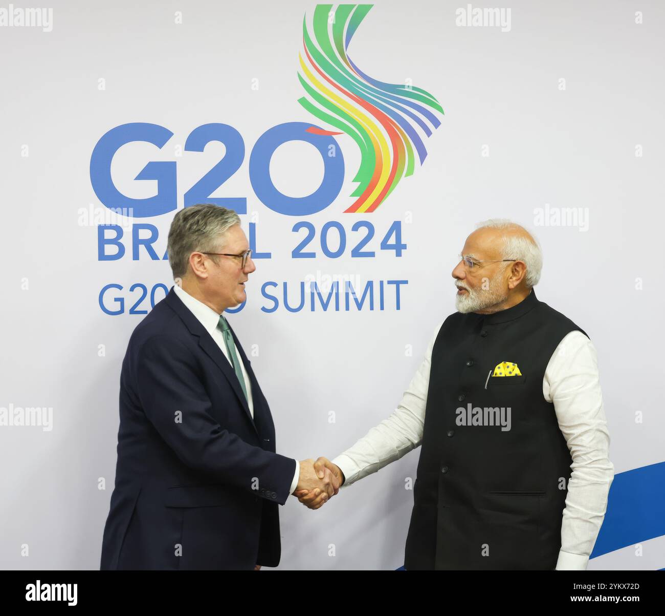 Rio de Janeiro, Brasile. 19 novembre 2024. Il primo ministro indiano Narendra modi, a destra, stringe la mano al primo ministro britannico Keir Starmer, a sinistra, prima di un incontro bilaterale a margine al vertice del gruppo delle 20 nazioni industrializzate, tenutosi il 19 novembre 2024 a Rio de Janeiro, Brasile. Crediti: Hemant Joshi/Press Information Bureau/Alamy Live News Foto Stock