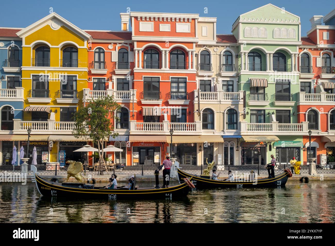 Lungo il fiume Venezia all'isola Vinpearl Grand World Phu Quoc in Vietnam Foto Stock