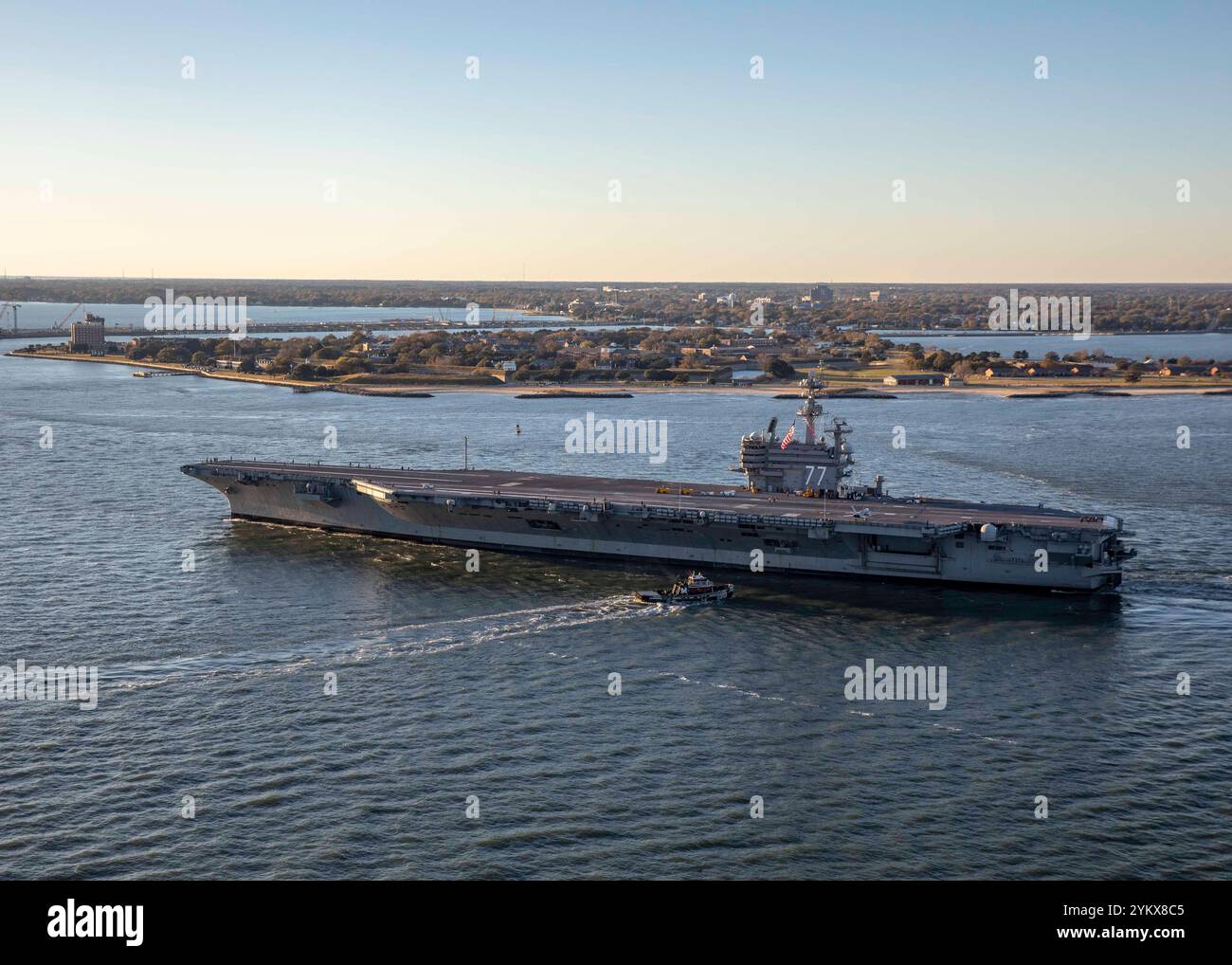 241116-N-MW880-1248 NORFOLK, Virginia (16 novembre 2024) la portaerei classe Nimitz USS George H.W. Bush (CVN 77), transita alla Naval Station Norfolk af Foto Stock