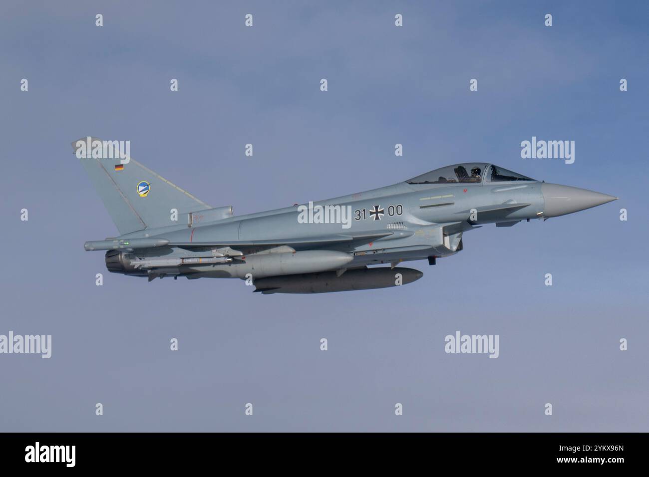 Un Eurofighter Typhoon dell'aeronautica tedesca scorta un B-52H Stratofortress dell'aeronautica statunitense, assegnato al 20th Expeditionary Bomb Squadron, durante il bombardamento Foto Stock