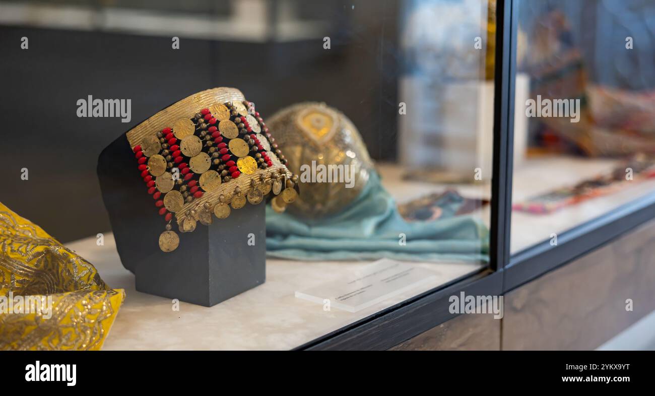 Tradizionale copricapo da donna tunisino esposto al Museo Nazionale del Bardo Foto Stock