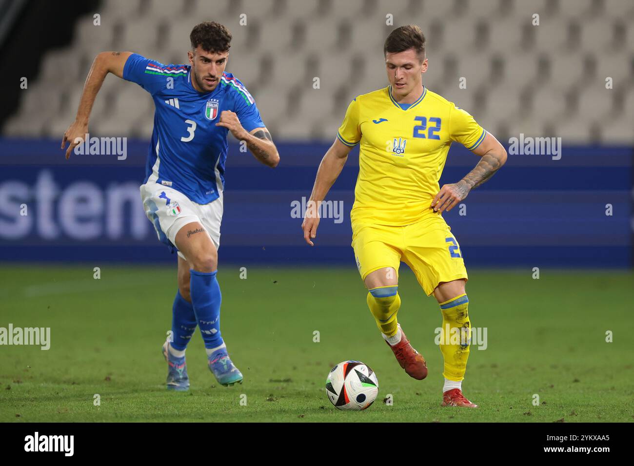 La Spezia, Italia. 19 novembre 2024. Vladyslav Veleten dell'Ucraina viene inseguito dall'italiano Matteo Ruggeri durante l'amichevole internazionale allo Stadio Alberto picco, la Spezia. Il credito per immagini dovrebbe essere: Jonathan Moscrop/Sportimage Credit: Sportimage Ltd/Alamy Live News Foto Stock