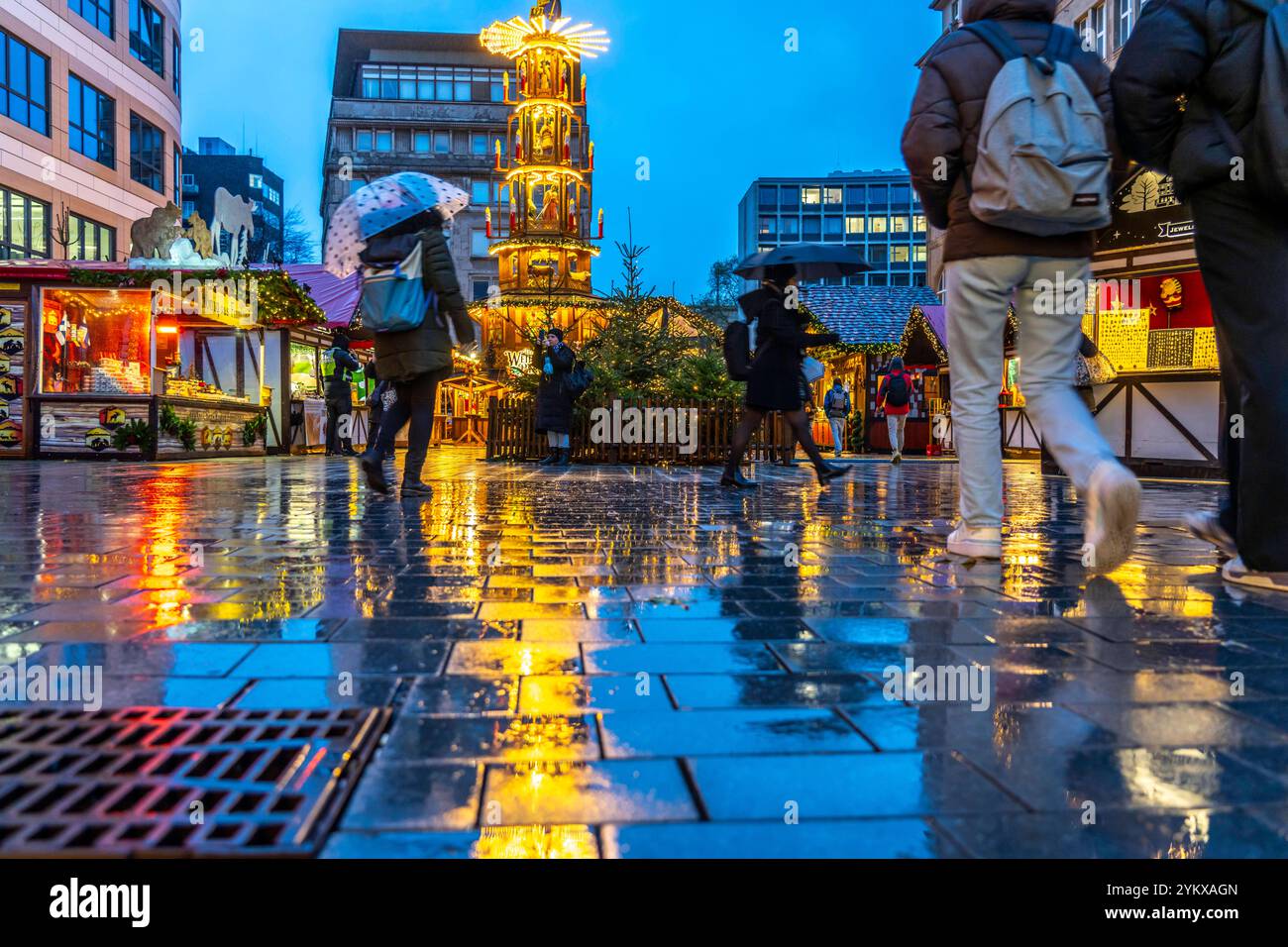 Leerer Weihnachtsmarkt, Willy-Brandt-Platz, Regenwetter, Essen, NRW, Deutschland, Weihnachtsmarkt leer *** Mercatino di Natale vuoto, Willy Brandt Platz, piogge, Essen, NRW, Germania, mercatino di Natale vuoto Foto Stock