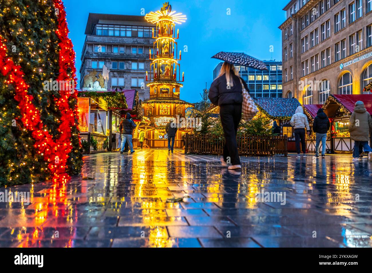 Leerer Weihnachtsmarkt, Willy-Brandt-Platz, Regenwetter, Essen, NRW, Deutschland, Weihnachtsmarkt leer *** Mercatino di Natale vuoto, Willy Brandt Platz, piogge, Essen, NRW, Germania, mercatino di Natale vuoto Foto Stock