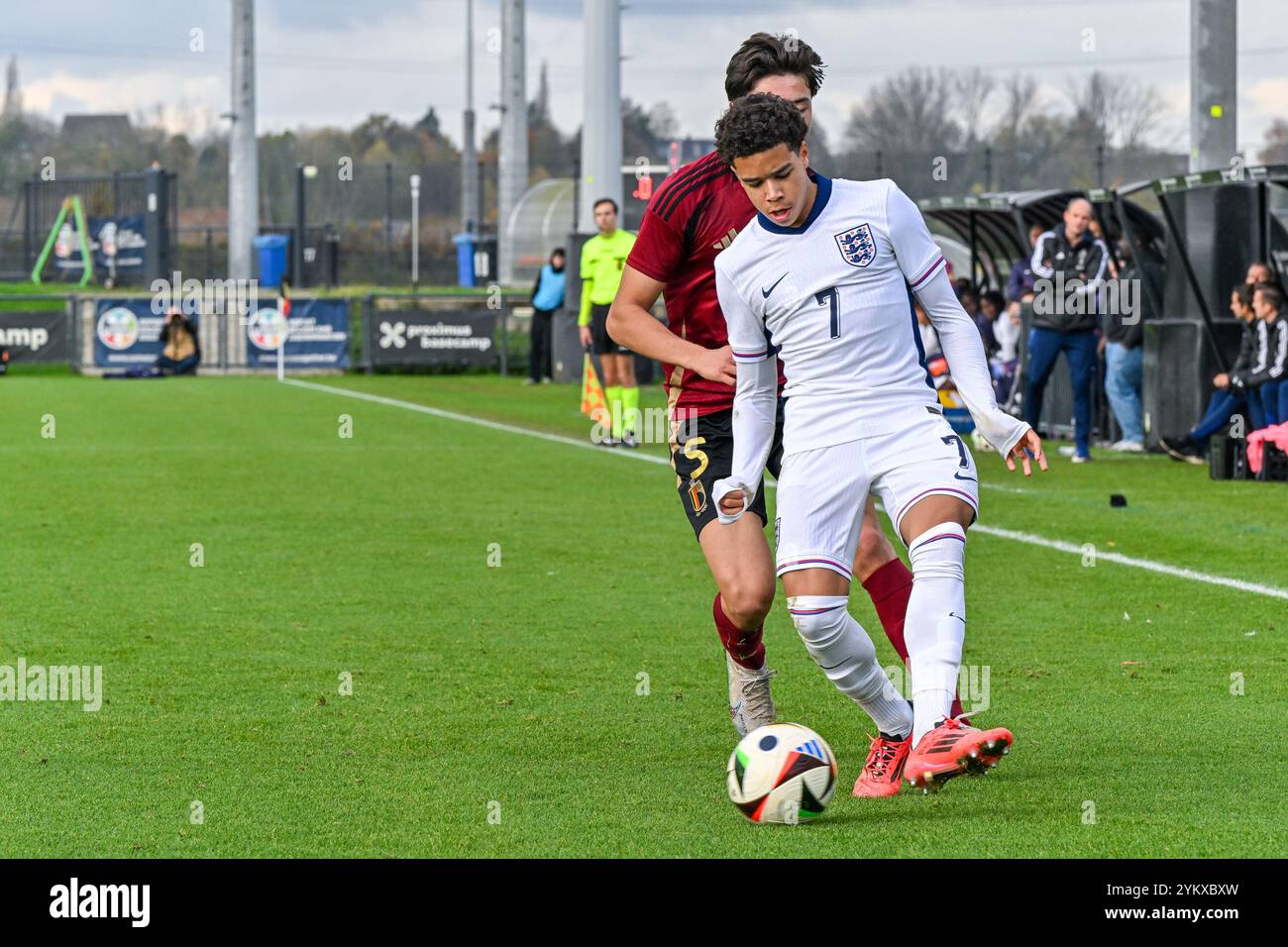 Tubeke, Belgio. 18/11/2024, Bradley Burrowes (7) dell'Inghilterra, nella foto di lunedì 18 novembre 2024 a Tubeke, Belgio, durante una partita amichevole tra le nazionali U17 del Belgio e dell'Inghilterra. Crediti: Sportpix/Alamy Live News Foto Stock