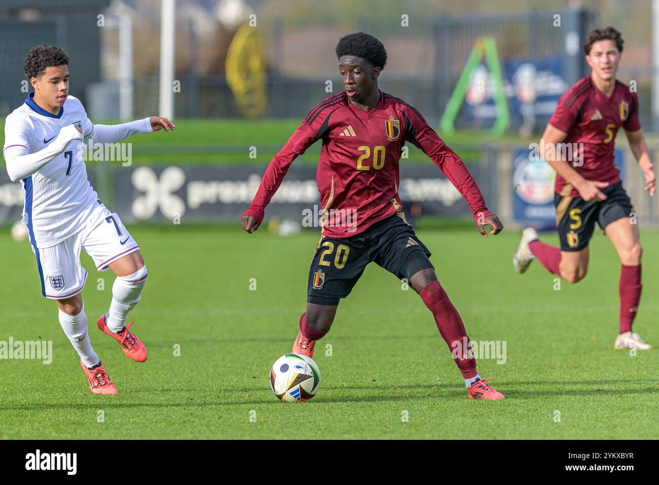 Tubeke, Belgio. 18/11/2024, Ali Camara (20) del Belgio e Bradley Burrowes (7) dell'Inghilterra, nella foto di lunedì 18 novembre 2024 a Tubeke, Belgio, durante un'amichevole tra le nazionali U17. Crediti: Sportpix/Alamy Live News Foto Stock