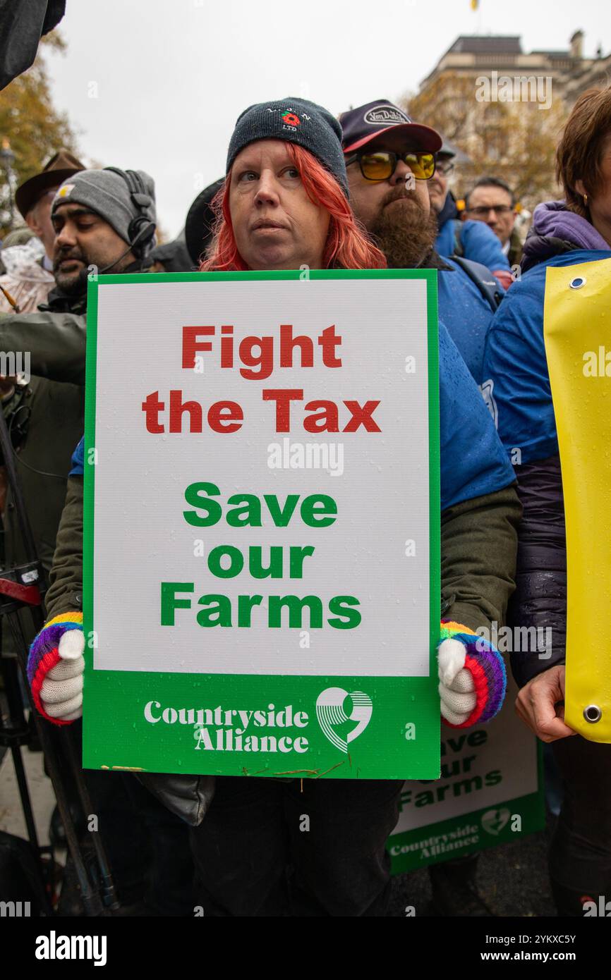 Londra, Regno Unito. 19 novembre 2024. Un manifestante ha un cartello con scritto "Fight the Tax Save Our Farms" durante la dimostrazione. Gli agricoltori e i loro sostenitori tengono una manifestazione nel centro di Londra contro le recenti modifiche del governo britannico alle leggi fiscali. (Foto di James Willoughby/SOPA Images/Sipa USA) credito: SIPA USA/Alamy Live News Foto Stock