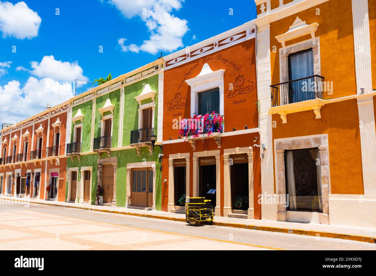 Colorata architettura coloniale a Campeche, Messico, patrimonio dell'umanità dell'UNESCO, con facciate vibranti e un'affascinante atmosfera della città vecchia Foto Stock