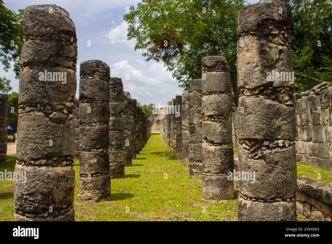 Colonne di pietra all'interno del sito archeologico di Chichén Itzá, penisola dello Yucatan, Messico. Foto Stock