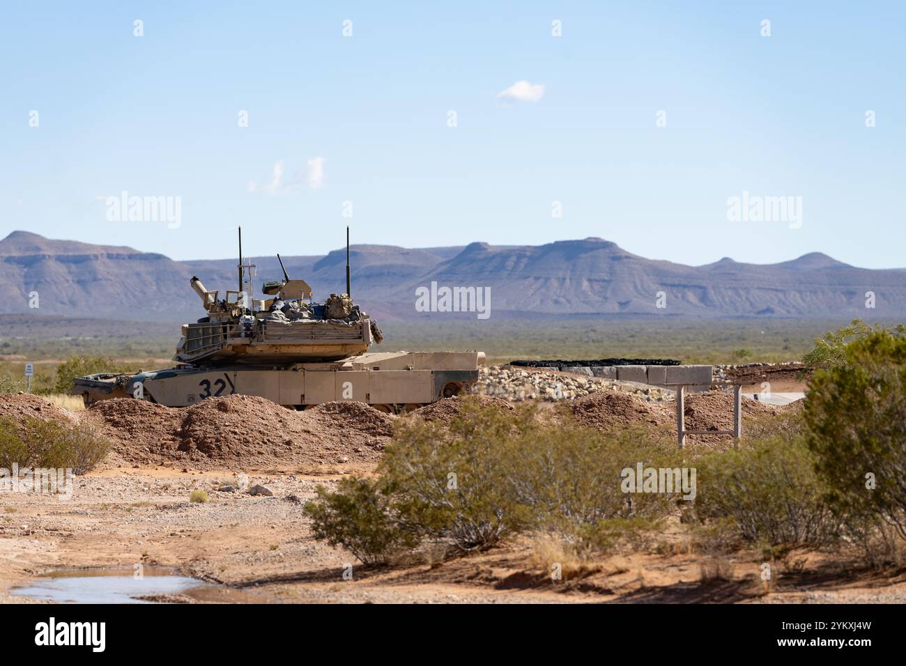 Un carro armato, che trasportava il sergente maggiore dell'esercito, Michael Weimer, attende di scendere durante la visita dell'SMA ad un'esercitazione di tiro tenuta dal 1st Battalion, 37th Armor Regiment, 2nd Armored Brigade Combat Team, 1st Armored Division, 18 novembre 2024, Fort Bliss, Texas. La visita dell'SMA includeva incontri con la leadership in tutta la divisione, dimostrazioni di attrezzature e tecnologie e il riconoscimento di soldati eccezionali. (Foto dell'esercito degli Stati Uniti del sergente Charlie Duke) Foto Stock