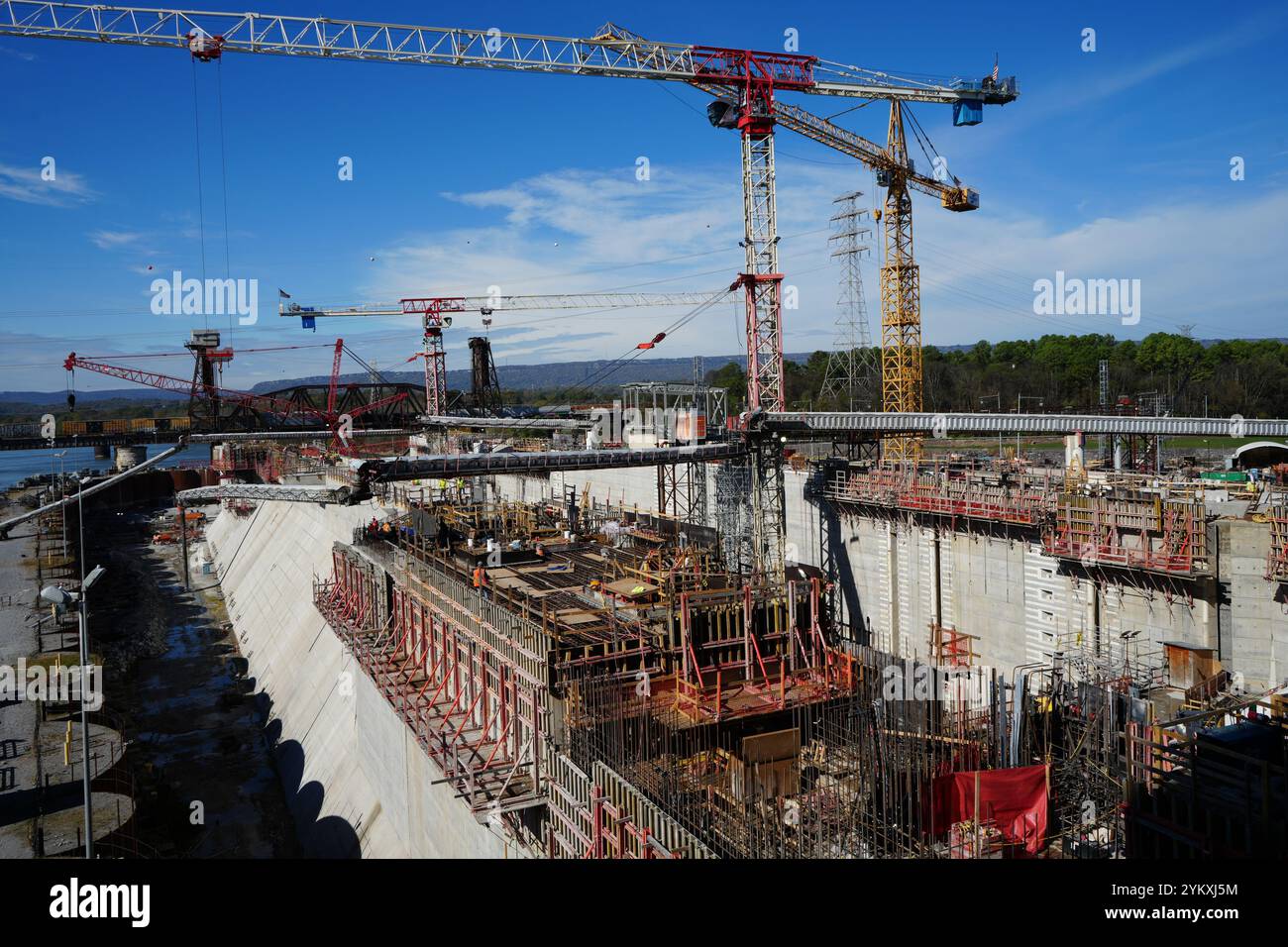 Gli esperti e i leader del progetto del corpo degli ingegneri dell'esercito statunitense del distretto di Nashville forniscono un aggiornamento sullo stato del progetto di costruzione Chickamauga Lock Replacement al maggiore generale Jason. Kelly, Vice Comandante generale dell'USACE per i lavori civili e le operazioni di emergenza, durante un tour del progetto a Chattanooga, Tennessee, 13 novembre 2024. La visita del generale Kelly fa parte di un tour a livello di distretto volto a comprendere le sfide operative e le capacità dei principali progetti infrastrutturali del corpo. Il Chickamauga Lock Replacement Project include la progettazione e la costruzione di una nuova nave da 110 piedi per 600 piedi Foto Stock