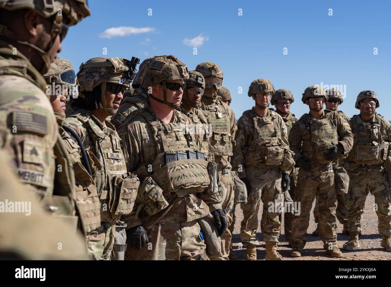 I soldati del 1st Battalion, 37th Armor Regiment, 2nd Armored Brigade Combat Team, 1st Armored Division, ascoltano il sergente maggiore dell'esercito, Michael Weimer, che parla con loro dopo aver visitato le loro strutture di tiro e aver visto la loro artiglieria, 18 novembre 2024, durante la sua visita a Fort Bliss, Texas. La visita includeva incontri con la leadership in tutta la divisione, dimostrazioni di attrezzature e tecnologie e il riconoscimento di soldati eccezionali. (Foto dell'esercito degli Stati Uniti del sergente Charlie Duke) Foto Stock