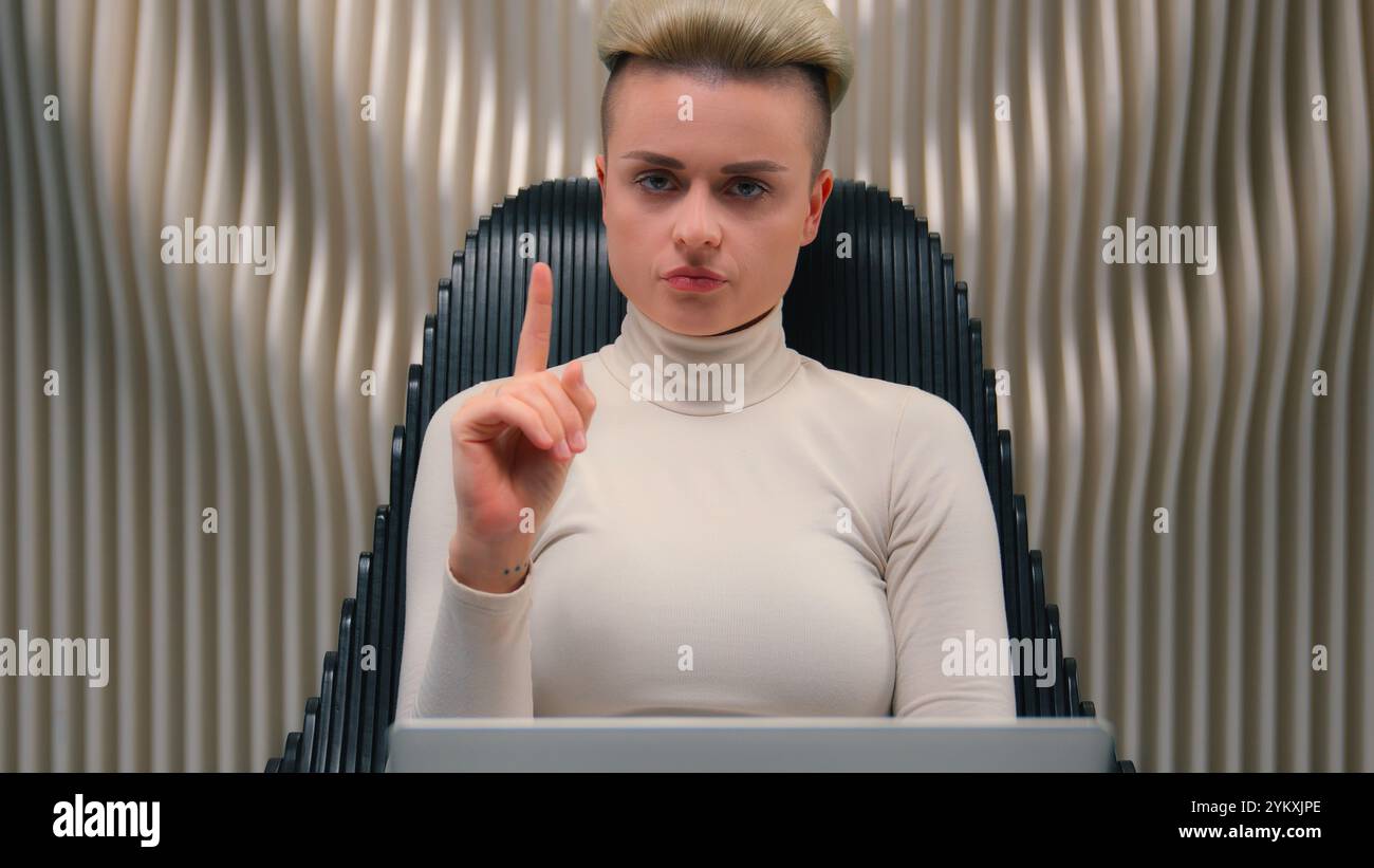 Programmatore donna seria lavoratrice d'affari imprenditrice hacker sviluppatore donna ragazza in spazio moderno futuristico lavoro laptop gioco computer virtuale Foto Stock