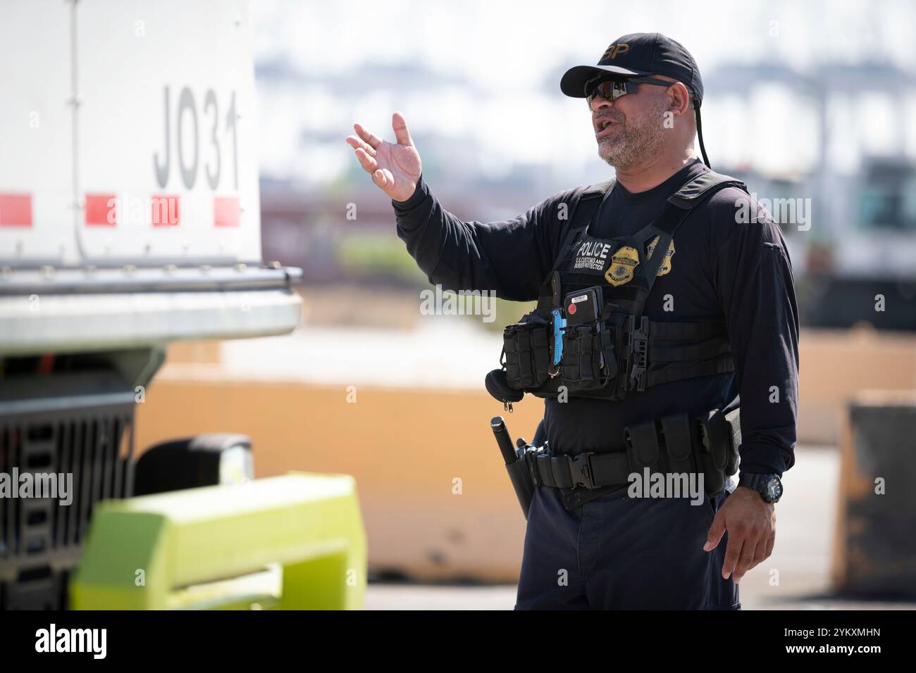 I funzionari delle dogane e della protezione delle frontiere degli Stati Uniti presso l'Office of Field Operations conducono ispezioni non invasive (NII) dei container di spedizione presso il porto di Savannah, 28 giugno 2023. Foto CBP di Jerry Glaser Foto Stock