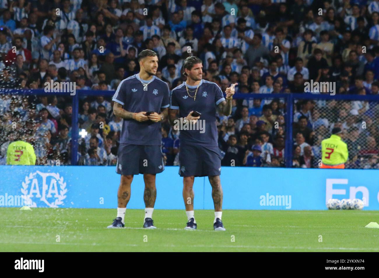 Argentina. 19 novembre 2024. Buenos Aires, 19.11.2024: Leandro Paredes e Rodrigo De Paul dell'Argentina mangiano caramelle prima della partita per le qualificazioni alla Coppa del mondo 2026 allo stadio la Bombonera. ( Crediti: Néstor J. Beremblum/Alamy Live News Foto Stock