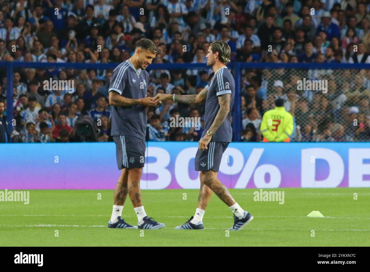 Argentina. 19 novembre 2024. Buenos Aires, 19.11.2024: Leandro Paredes e Rodrigo De Paul dell'Argentina mangiano caramelle prima della partita per le qualificazioni alla Coppa del mondo 2026 allo stadio la Bombonera. ( Crediti: Néstor J. Beremblum/Alamy Live News Foto Stock