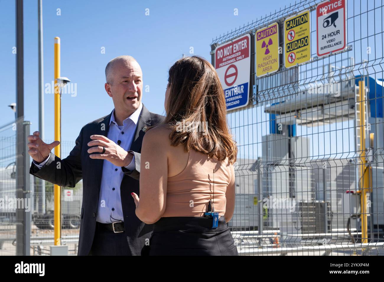 U.S. Customs and Border Protection (CBP) Senior Official Performing the duties of Commissioner Troy A. Miller parla con un giornalista della strategia dell'agenzia per contrastare il fentanyl al porto di entrata di Nogales, Nogales, Ariz., 6 novembre 2023. Foto CBP di Jerry Glaser. Foto Stock