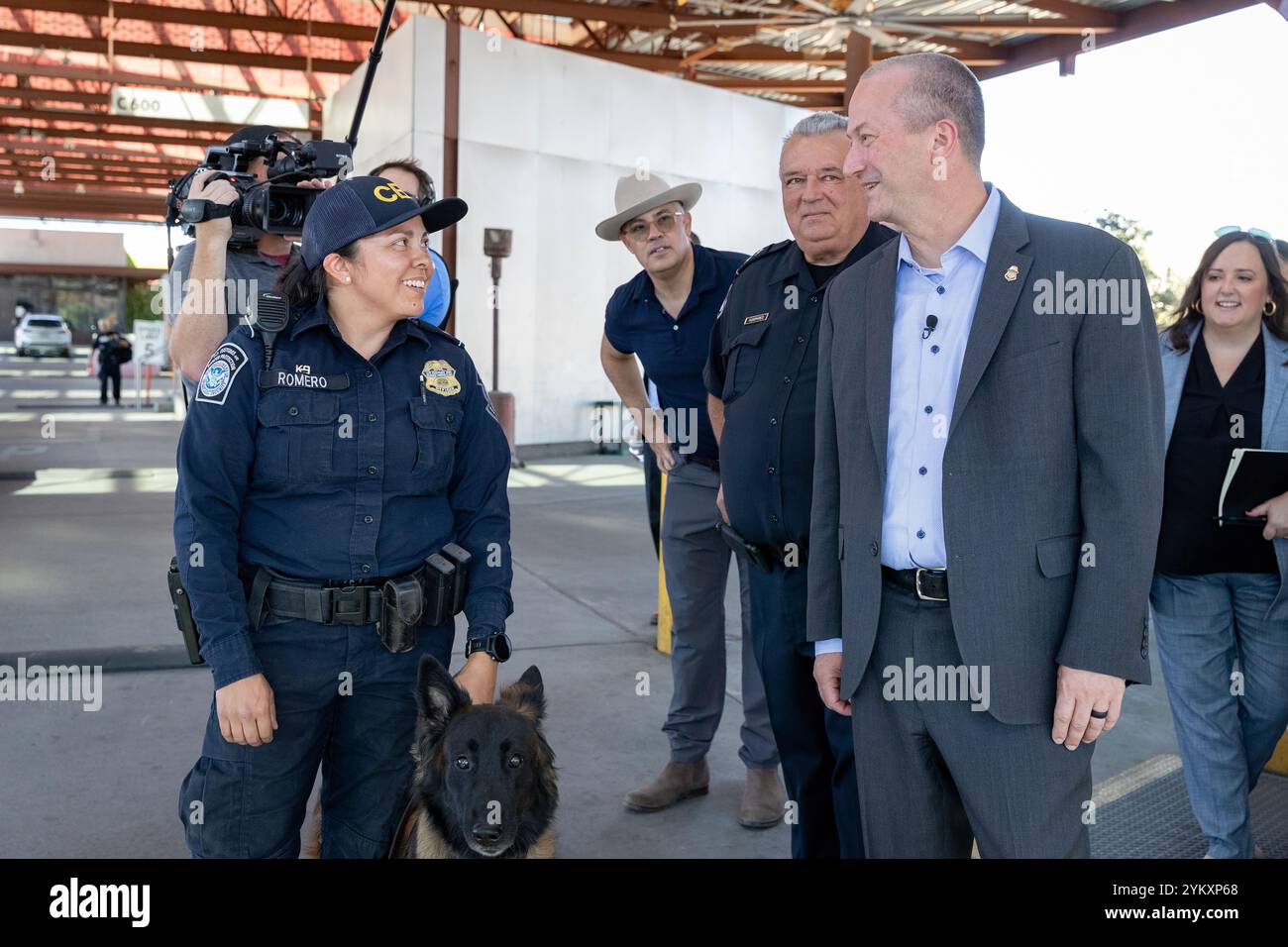 U.S. Customs and Border Protection (CBP) Senior Official Performing the duties of Commissioner Troy A. Miller parla con un ufficiale del CBP durante un tour del porto di entrata di Nogales, Nogales, Ariz., 6 novembre 2023. Foto CBP di Jerry Glaser. Foto Stock