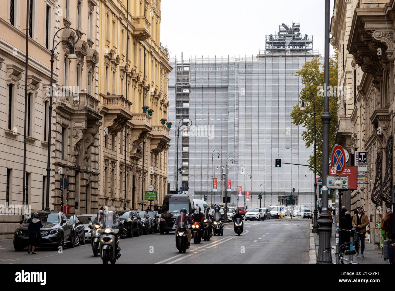 Roma, Italia - 14 novembre 2024: Il traffico scorre oltre il Palazzo di giustizia coperto da impalcature durante il restauro della facciata Foto Stock